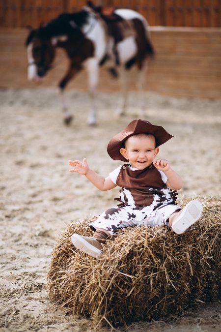 niño pequeño vestido de western parque de atracciones temático almería